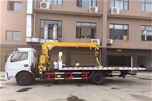 克孜勒苏附近汽车轮胎更换